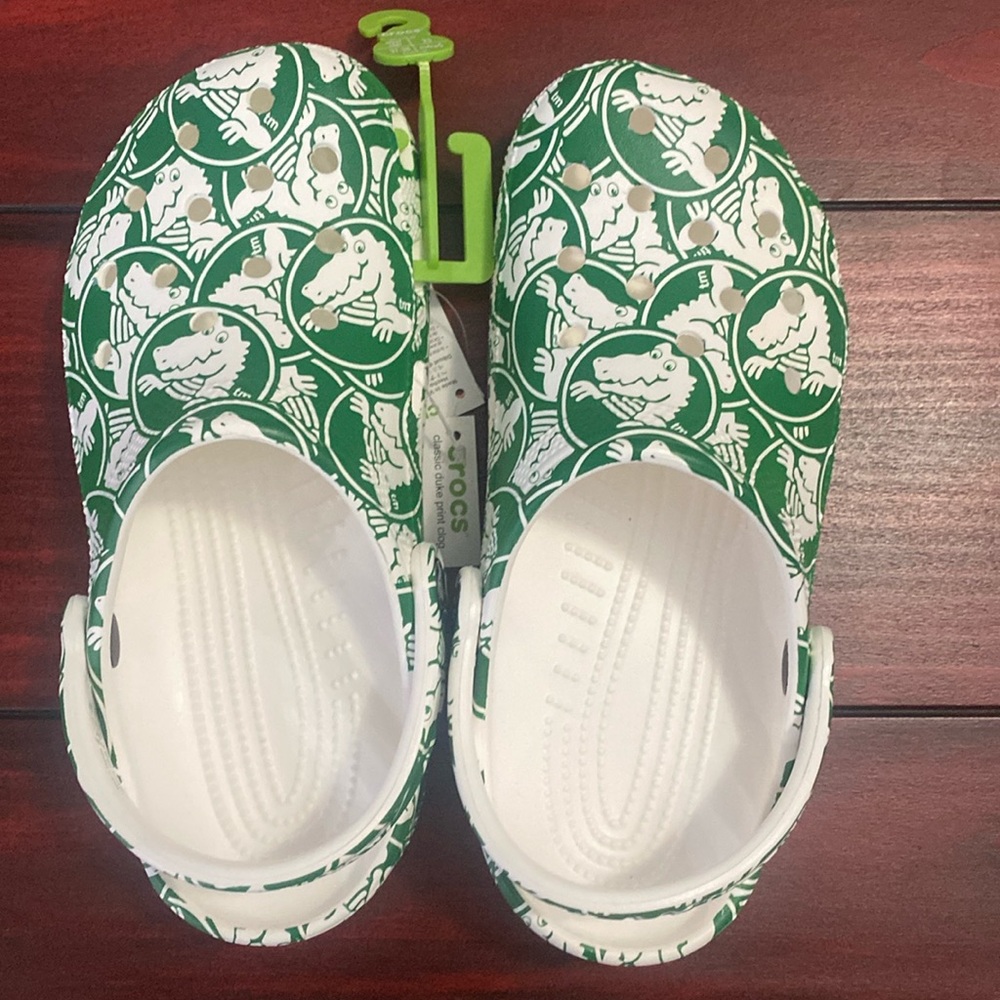 🆕🐊Crocs Classic Duke Print Clogs, Size W 7, Green & White